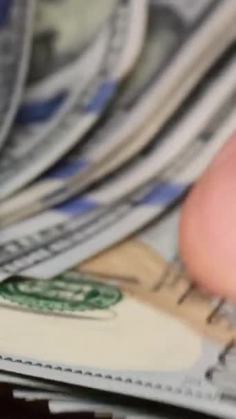 Macro Vídeo Contar Notas Cem Dólares Por Mãos Masculinas Close — Vídeo de Stock