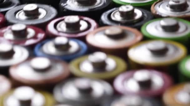 Sluiten Van Positieve Uiteinden Van Batterijen Begrip Gevaarlijke Afvalstoffen — Stockvideo
