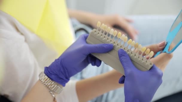 Una Joven Morena Cita Con Dentista Instalación Implantes Dentales Blancos — Vídeo de stock