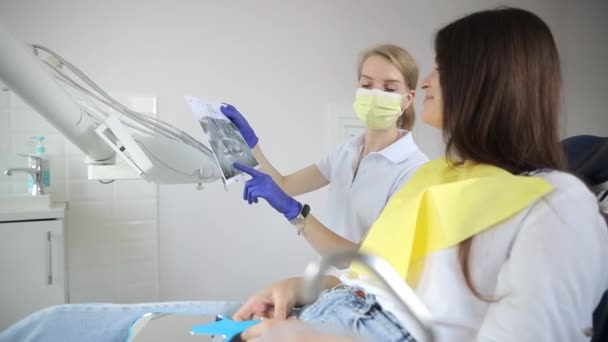 Genç Bayan Dişçi Ortodontiste Bir Randevu Seramik Dişlerin Değiştirilmesi Dişleri — Stok video