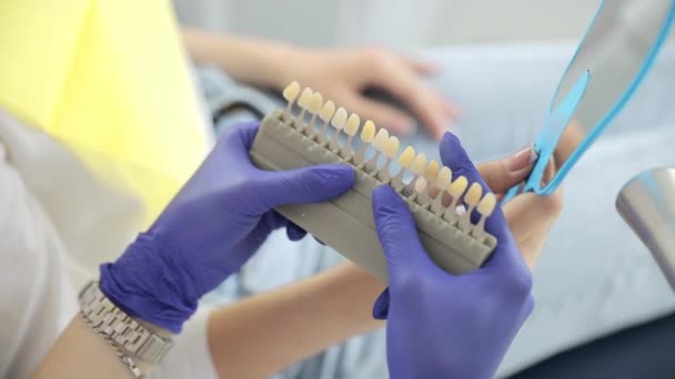 若い女性歯医者 矯正歯科医に任命されました セラミック歯の交換 歯を磨き 白くする 歯医者さんの仕事 — ストック動画