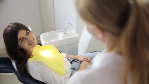 Μια Γυναίκα Οδοντίατρος Εξετάζει Έναν Ασθενή Μια Οδοντιατρική Καρέκλα Στίλβωση — Αρχείο Βίντεο