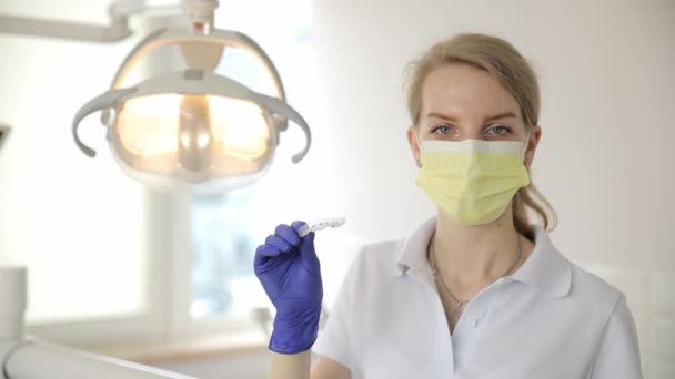 Retrato Una Joven Dentista Mirando Cámara Sonriendo Concepto Tratamiento Dental — Vídeo de stock