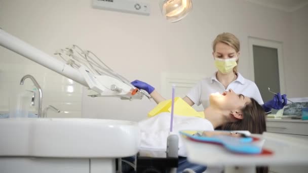 Jovem Atraente Clínica Odontológica Com Dentista Feminina Conceito Dentes Saudáveis — Vídeo de Stock