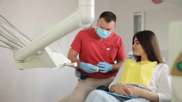 男性歯科医の歯科クリニックの若い女性 健康な歯の概念について デンティストリー — ストック動画