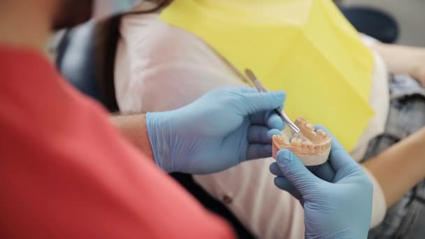 Стоматолог Розповідає Про Встановлення Імплантатів Жінка Пацієнтка Клініці Стоматології Концепція — стокове відео
