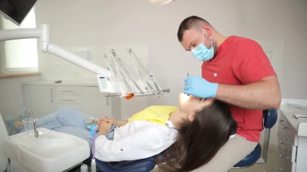 Mannelijke Tandarts Houdt Medische Apparatuur Tijdens Tandheelkundige Behandeling Tanden Bleken — Stockvideo