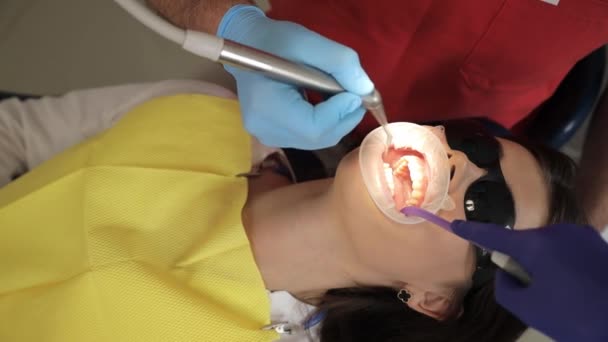 Zbliżenie Pracy Dentysty Badającego Jamy Ustnej Pacjenta Leczenie Stomatologiczne Klinice — Wideo stockowe