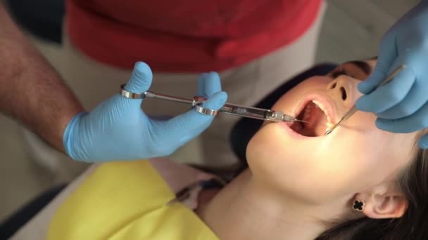 Närbild Tandläkare Injicerar Ett Smärtstillande Patient Anestesi För Tandvård Smärtfri — Stockvideo