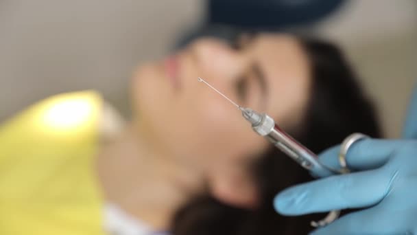 Tandarts Geeft Patiënt Een Anesthetische Injectie Anesthesie Voor Tandheelkundige Behandeling — Stockvideo