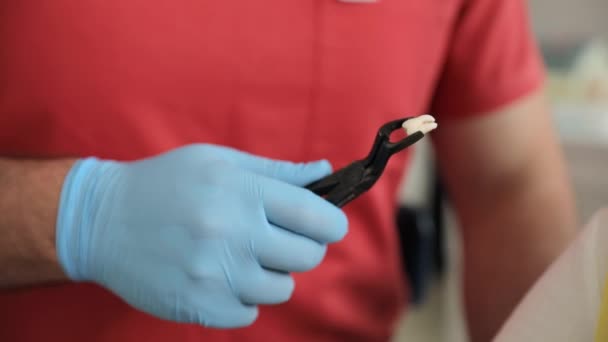 Sebuah Close Dari Dokter Gigi Memegang Gigi Diekstrak Tang Takut — Stok Video