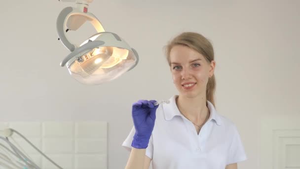 Retrato Mujer Feliz Sonriente Dentista Profesional Bata Blanca Pie Clínica — Vídeos de Stock