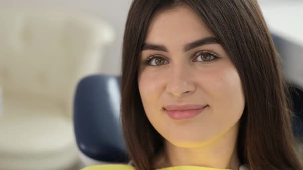 Una Hermosa Morena Con Una Hermosa Sonrisa Visita Dentista Paciente — Vídeos de Stock
