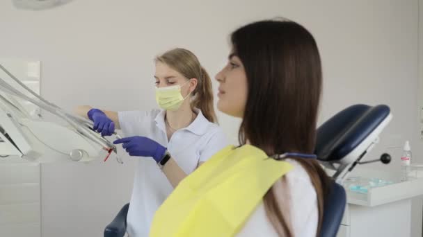 Wanita Muda Dengan Gigi Indah Melakukan Pemeriksaan Gigi Klinik Modern — Stok Video