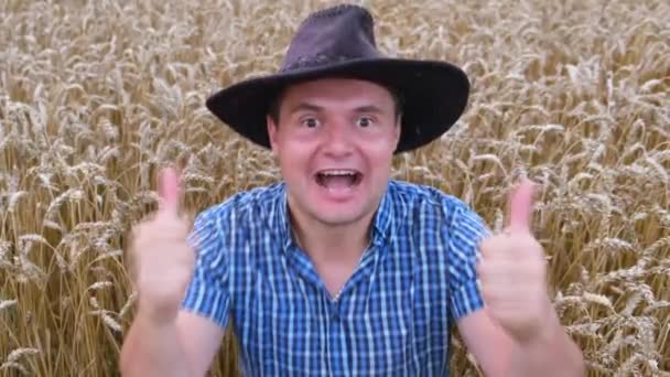 Trotse Gelukkige Zegevierende Boer Met Opgeheven Handen Die Het Succes — Stockvideo