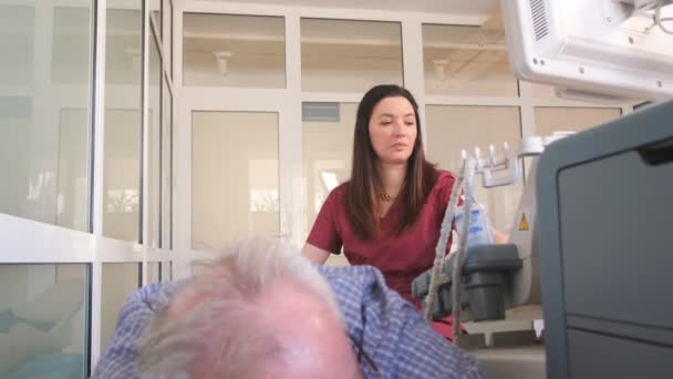 Female Doctor Uses Sonography Take Ray Patients Knee Treatment Legs — Vídeo de stock