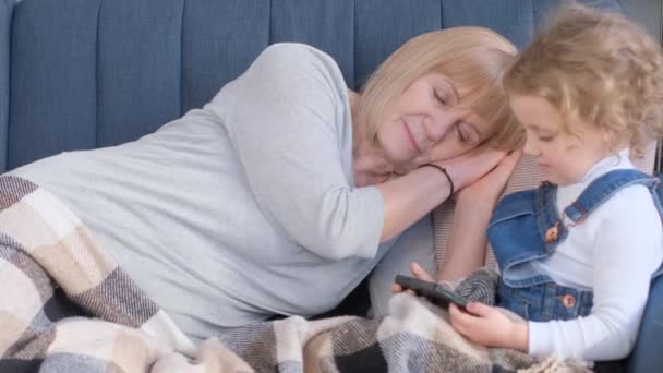 Grandmother Spends Time Her Granddaughter Home Couch — Vídeos de Stock