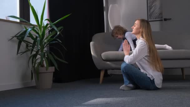 European Mother Doing Yoga While Her Little Daughter Runs Jumps — Vídeo de Stock