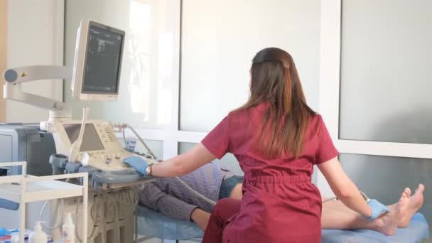 Ultrasound Examination Leg Veins Elderly Patient Treatment Varicose Veins Legs — стокове відео