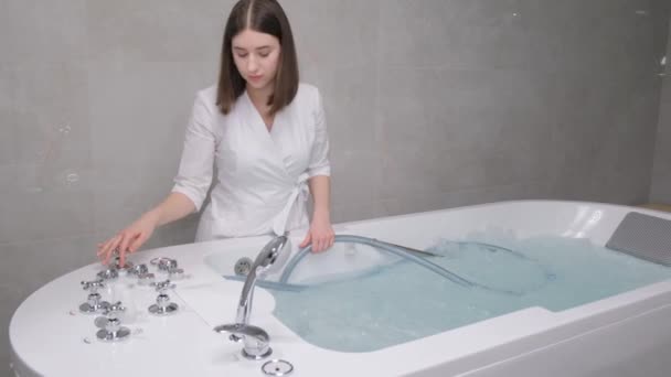 Young Spa Cosmetologist Girl Adjusts Hydrobath Procedure Hydromassage Bath Salon — Stockvideo