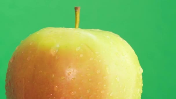 Ein Grüner Apfel Wassertropfen Rotiert Auf Grünem Hintergrund Aus Nächster — Stockvideo