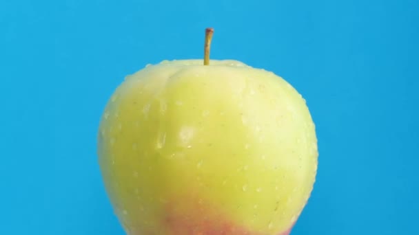 Ein Apfel Wassertropfen Rotiert Auf Blauem Hintergrund Vegetarisches Ernährungskonzept Vertikales — Stockvideo