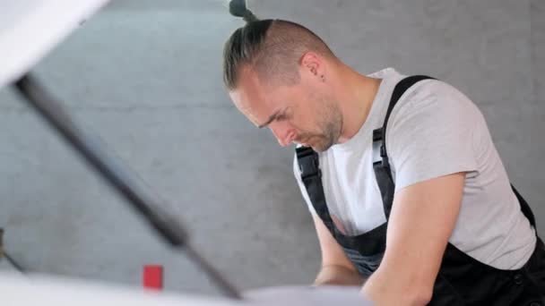 Mecánico Masculino Del Coche Usando Llave Inglesa Para Reparar Motor — Vídeos de Stock