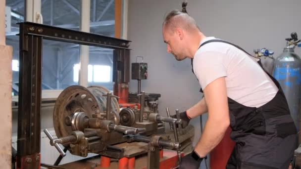 Restaurering Skadad Hjulskiva Garaget Reparation Bildäck Mekaniker Kollar Hjulfälgen Vertikal — Stockvideo