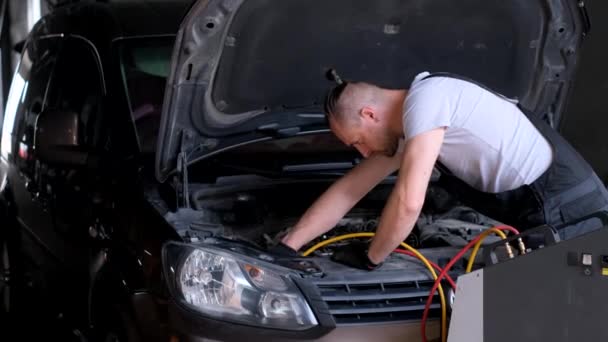 Reparador Autos Revisa Aire Acondicionado Auto Vídeo Vertical — Vídeo de stock