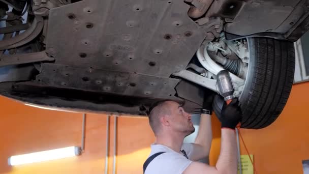 Car Mechanic Fixing Car Craftsman Repairs Chassis Car Concept Car — Vídeo de Stock