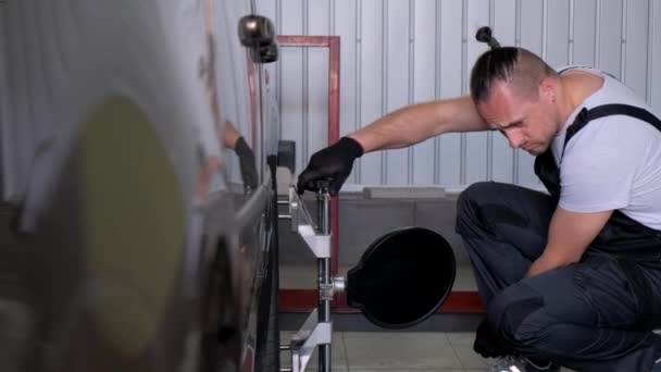 Een Mannelijke Automonteur Doet Een Camber Meester Werkt Een Autodienst — Stockvideo