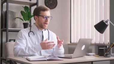 Ofisteki bir internet danışmanlığında genç bir profesyonel terapist. Doktor hastaya çevrimiçi danışır. Haplar. Dikey video