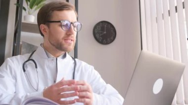 Ofisteki bir internet danışmanlığında genç bir profesyonel terapist. Doktor hastaya çevrimiçi danışır. haplar