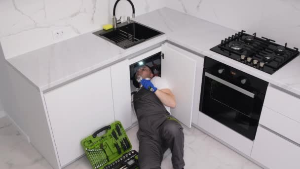 Plumber Protective Work Clothes Gloves Doing Plumbing Work Replacing Old — Stok video
