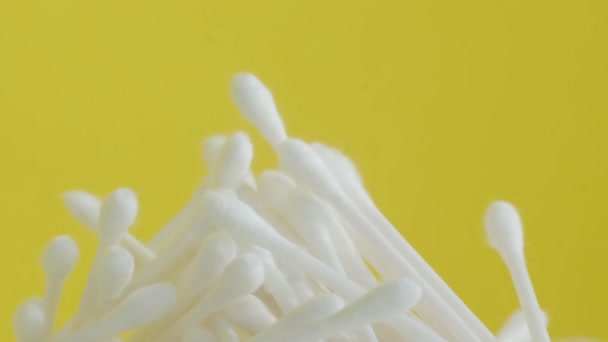 黄色背景上的棉签 卫生用品 垂直录像 — 图库视频影像