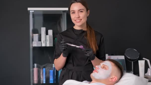 Porträt Einer Lächelnden Gut Aussehenden Kosmetikerin Während Einer Behandlung Gesicht — Stockvideo