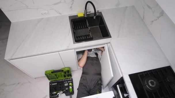 ツールボックスでキッチンシンクを修理する床に置かれた配管材の高角度ビュー バーティカルビデオ — ストック動画