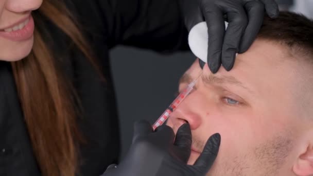 Närstående Kosmetolog Ger Föryngrande Injektion Ung Stilig Mans Ansiktshud Manlig — Stockvideo