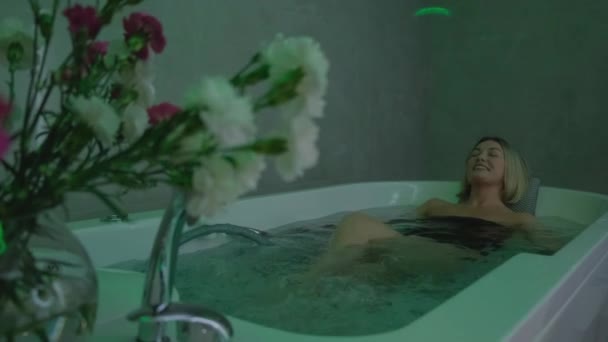 Happy Woman Lying Bathtub Relaxing Hydrotherapy Beauty Center Luxurious Woman — Αρχείο Βίντεο