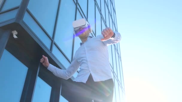 经理戴着Vr眼镜 双手在空中移动 办公室职员使用虚拟现实耳机 垂直录像 — 图库视频影像