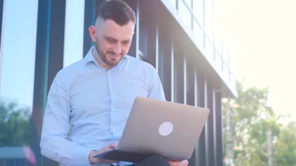 Ein Junger Unternehmer Arbeitet Mit Einem Laptop Auf Der Straße — Stockvideo