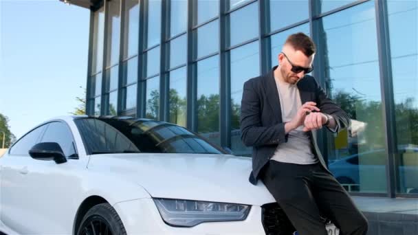 Businessman Looks Smart Watch While Standing His Car — Αρχείο Βίντεο