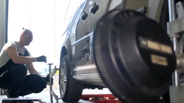 Master Makes Camber Wheels Car Balancing Chassis Car Car Service — Video Stock