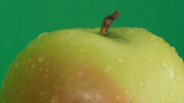 Schöner Apfel Wassertropfen Auf Grünem Hintergrund Makrovideo Vertikales Video — Stockvideo