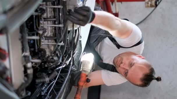 Вертикальное Видео Профессиональный Автомеханик Ремонтирует Двигатель Автомобиля Современный Автосервис Вертикальное — стоковое видео