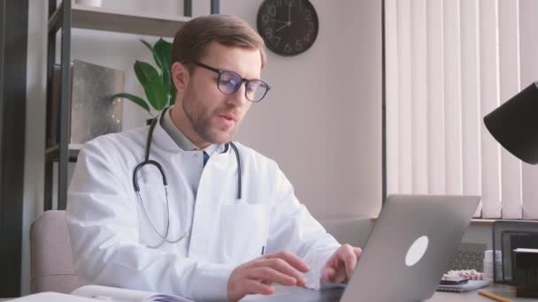 Tânăr Doctor Obosit Aspect European Stă Birou Lucrează Calculator Medicul — Videoclip de stoc