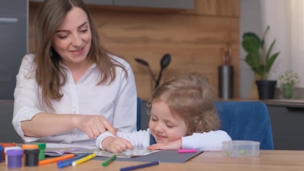 Young Mother Teaches Her Daughter Draw Have Fun Home Happy — Vídeo de stock