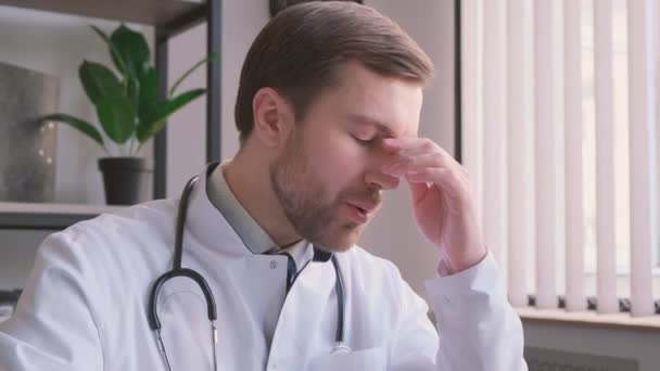 Zbliżenie Zmęczonego Młodego Lekarza Cierpiącego Ból Głowy Psychiatra Był Zmęczony — Wideo stockowe
