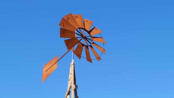 Красивый Цвет Неба Деревянная Мельница Использование Энергии Ветра Нужд Человека — стоковое видео