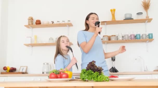 Mãe Filha Cantando Com Colheres Cozinha Casa Família Feliz Cozinhar — Vídeo de Stock
